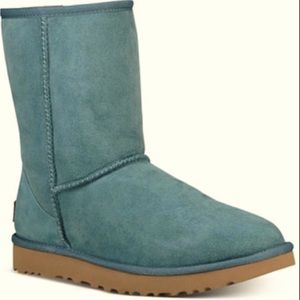Forest green classic short Uggs. Size 5 women